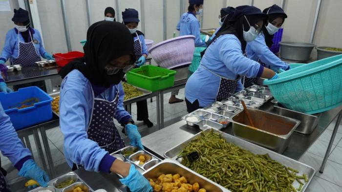 Sejumlah relawan menyiapkan paket makanan bergizi yang akan didistribuskan ke salah satu sekolah pada program Makan Bergizi Gratis (MBG) di dapur Satuan Pelayanan Pemenuhan Gizi (SPPG) Baleendah Rancamanyar, Jalan Bojongsayang, Desa Rancamanyar, Kecamatan Baleendah, Kabupaten Bandung, Jawa Barat, Senin (29/9/2025).