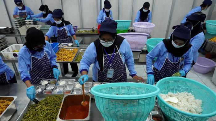 Sejumlah relawan menyiapkan paket makanan bergizi yang akan didistribuskan ke salah satu sekolah pada program Makan Bergizi Gratis (MBG) di dapur Satuan Pelayanan Pemenuhan Gizi (SPPG) Baleendah Rancamanyar, Jalan Bojongsayang, Desa Rancamanyar, Kecamatan Baleendah, Kabupaten Bandung, Jawa Barat, Senin (29/9/2025).