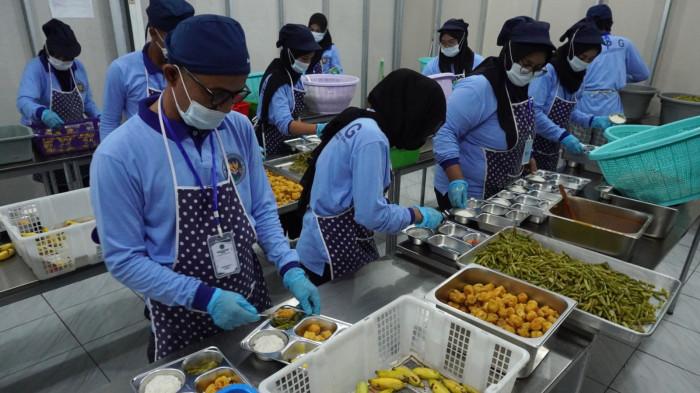 Sejumlah relawan menyiapkan paket makanan bergizi yang akan didistribuskan ke salah satu sekolah pada program Makan Bergizi Gratis (MBG) di dapur Satuan Pelayanan Pemenuhan Gizi (SPPG) Baleendah Rancamanyar, Jalan Bojongsayang, Desa Rancamanyar, Kecamatan Baleendah, Kabupaten Bandung, Jawa Barat, Senin (29/9/2025).