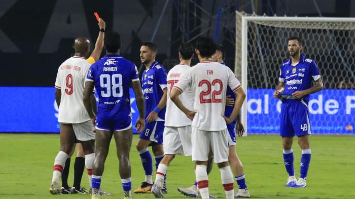 Wasit memberikan kartu merah kepada Pemain Persib, Luciano Guaycochea saat pertandingan menghadapi Persis Solo dalam lanjutan Super League 2025/2026 di Stadion Gelora Bandung Lautan Api (GBLA), Kota Bandung, Jawa Barat, Senin (27/10/2025).