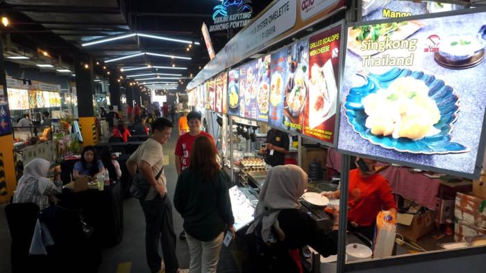 Penunjung membeli menu makanan di area tenant halal pada gelaran Tirta Lie’s Bakmi Festival di Tenth Avenue Mall, Jalan Soekarno Hatta, Kota Bandung, Jawa Barat, Rabu (29/10/2025).