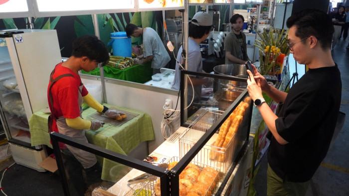 Penunjung membeli menu makanan di area tenant halal pada gelaran Tirta Lie’s Bakmi Festival di Tenth Avenue Mall, Jalan Soekarno Hatta, Kota Bandung, Jawa Barat, Rabu (29/10/2025).