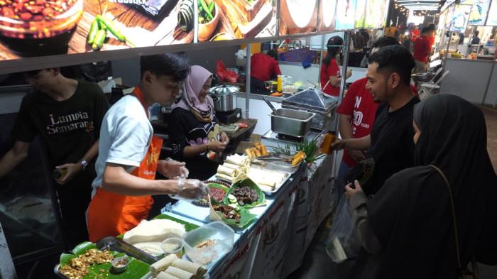 Penunjung membeli menu makanan di area tenant halal pada gelaran Tirta Lie’s Bakmi Festival di Tenth Avenue Mall, Jalan Soekarno Hatta, Kota Bandung, Jawa Barat, Rabu (29/10/2025).