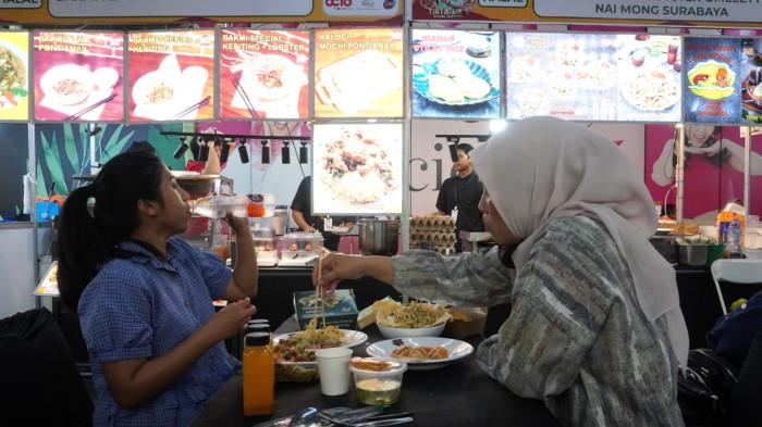 Penunjung menikmati menu makanan halal pada gelaran Tirta Lie’s Bakmi Festival di Tenth Avenue Mall, Jalan Soekarno Hatta, Kota Bandung, Jawa Barat, Rabu (29/10/2025).