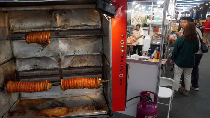 Penunjung membeli menu makanan di area tenant non-halal pada gelaran Tirta Lie’s Bakmi Festival di Tenth Avenue Mall, Jalan Soekarno Hatta, Kota Bandung, Jawa Barat, Rabu (29/10/2025).