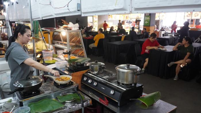 Pedangan menyajikan menu makanan di area tenant non-halal pada gelaran Tirta Lie’s Bakmi Festival di Tenth Avenue Mall, Jalan Soekarno Hatta, Kota Bandung, Jawa Barat, Rabu (29/10/2025).