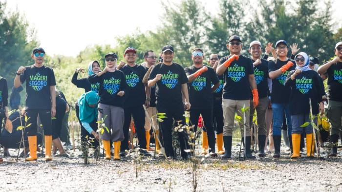 2Ahmad Luthfi Pimpin Penanaman Jutaan Bibit Mangrove Secara Serentak, Catatkan Rekor Muri