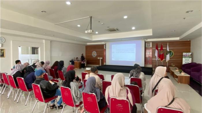 2Gelar PKM, Dosen-dosen Unjani Beri Penyuluhan Kesehatan dan Perawatan Gigi bagi Pasien RSGM Cimahi