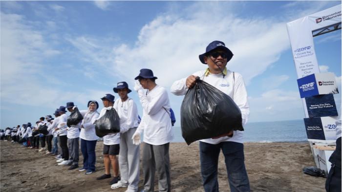 2Kegiatan Beach Clean Up yang merupakan rang