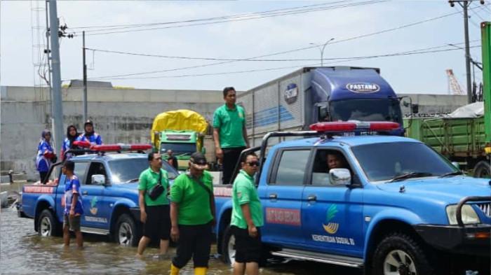 2Pemprov Jateng Salurkan Bantuan Makan untuk Pengemudi Truk Terjebak Banjir