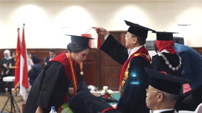 2Prosesi pelantikan wisudawan oleh K