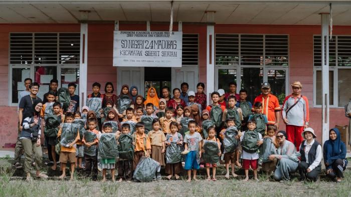 2Untuk Anak Indonesia di Pelosok EIGER Kirim Ribuan Tas Sekolah dari Mentawai sampai Halmahera