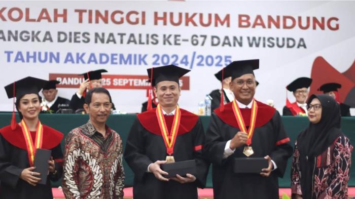 33Pemberian penghargaan kepada Wisudaw