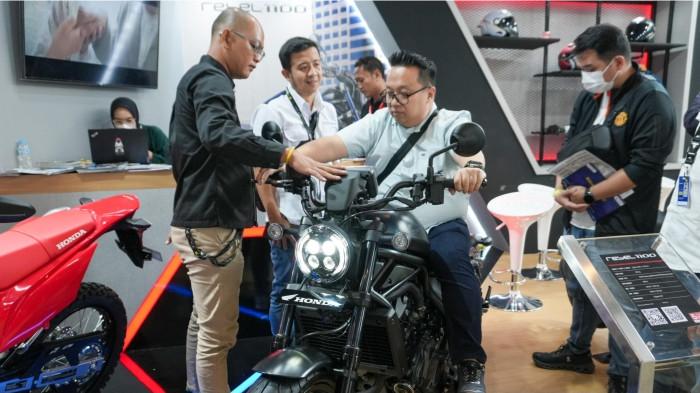 3Antusiasme pengunjung mewarnai booth AHM di GIIA