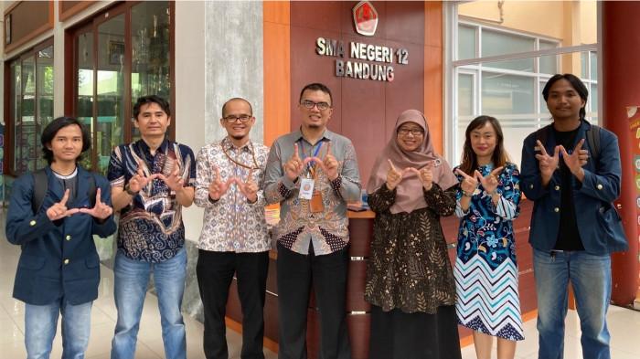 3Cyber Shield: Universitas Widyatama Latih Siswa SMAN 12 Bandung Tangkal Ancaman Digital