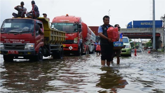 3Pemprov Jateng Salurkan Bantuan Makan untuk Pengemudi Truk Terjebak Banjir
