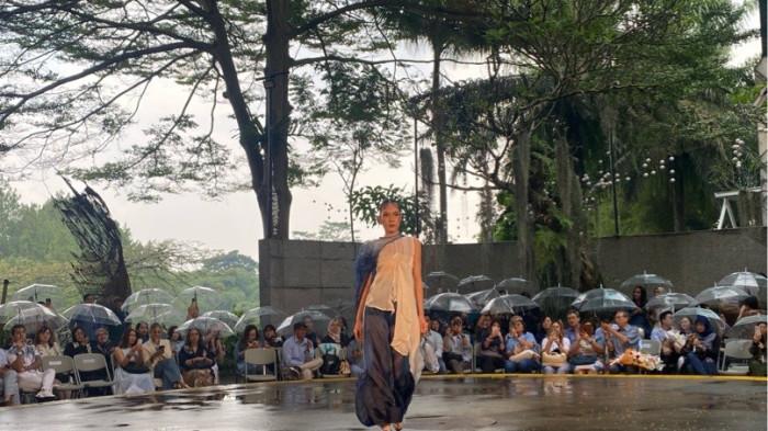 FASHION SHOW - Program Studi Desain Mode Universitas Kristen Maranatha kembali menggelar ajang tahunan Graduation Exhibition & Fashion Show bertajuk Evolusia In·car·nà·to