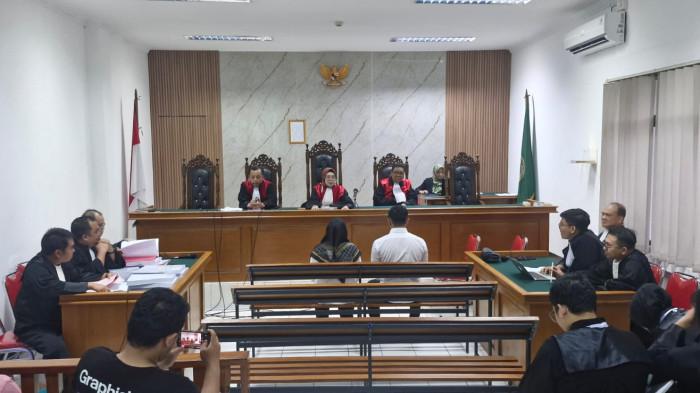 KISRUH BANDUNG ZOO - Kasus korupsi dari sengketa lahan Kebun Binatang Bandung memasuki tahap persidangan tuntutan dari jaksa penuntut umum (JPU) terhadap dua terdakwa, yakni Sri dan Bisma Bratakoesoema dengan tuntutan 15 tahun penjara, Selasa (30/9/2025) di PN Tipikor Bandung.