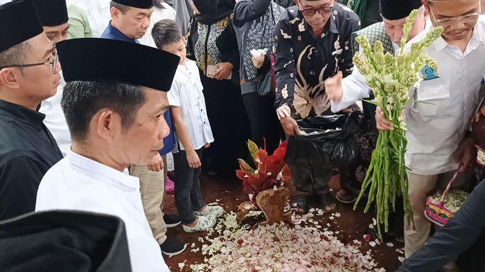 PEMAKAMAN ISTRI - Bupati Purwakarta, Saepul Bahri Binzein, saat pemakaman istrinya, Diny Yuliani, di TPU Kampung Genggereng, Desa Salem, Pondoksalam, Kabupaten Purwakarta, Selasa (28/10/2025).