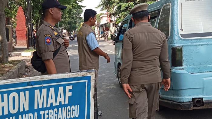 DENDA - Satpol PP Kota Cirebon melakukan penertiban warga yang kedapatan merokok di kawasan ruang publik, Sabtu (1/11/2025) pagi. Sebanyak tujuh pelanggar terjaring dan masing-masing membayar denda Rp15 ribu.