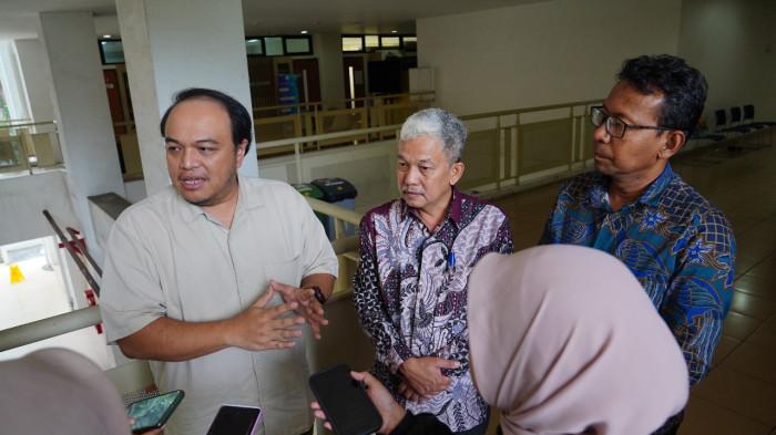 Dosen dari Kelompok Keahlian Rekayasa Katalisis dan Sistem Pemroses, Fakultas Teknik Industri (FTI) ITB, Jenny Rizkiana, S.T., M.T., Ph.D. - Direktur Utama PT Aimtopindo Nuansa Kimia, Ir. Setyo Yanus Sasongko, M.T. - Direktur Pengabdian Masyarakat dan Layanan Kepakaran ITB sekaligus dosen dari Kelompok Keahlian Teknik Metalurgi, Prof. Dr. Ing. Zulfiadi, S.T., M.T.