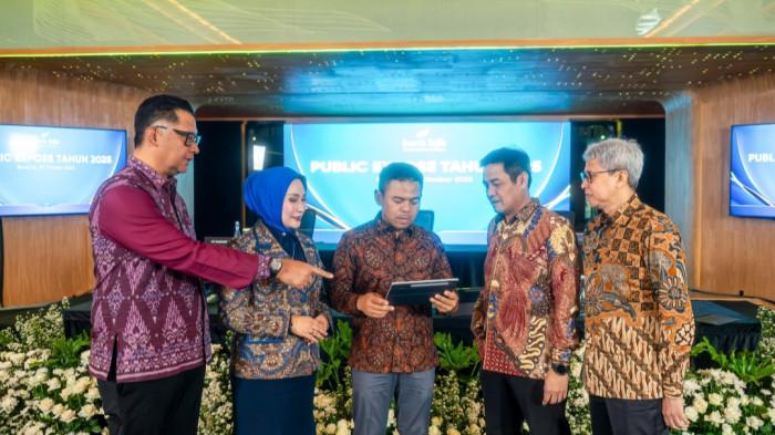 PUBLIC EXPOSE 2025 - bank bjb kembali menunjukkan kinerja yang baik sepanjang tahun 2025. Melalui rangkaian agenda Earnings Call 3Q 2025 dan Public Expose 2025 yang digelar pada 29 Oktober 2025, hadir dalam kesempatan tersebut Direktur Utama bank bjb Yusuf Saadudin, Direktur Keuangan bank bjb Hana Dartiwan, Direktur Konsumer & Ritel bank bjb Nunung Suhartini, Direktur Korporasi & UMKM bank bjb Mulyana, Direktur Operasional & Teknologi Informasi bank bjb Ayi Subarna, serta Pemimpin Divisi Corporate Secretary bank bjb Herfinia.