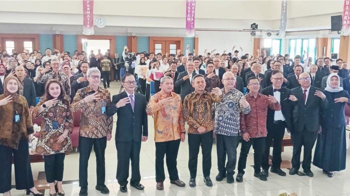 FOTO 2 : Foto bersama dengan salam tiga jari khas Universitas Ekuitas Indonesia usai grand