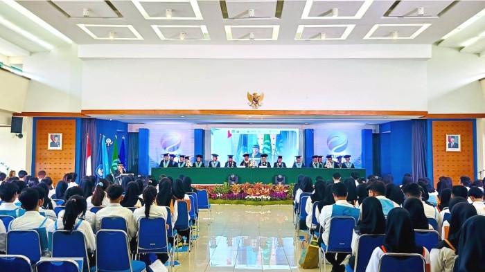 FOTO 3 : Sidang Terbuka Senat Universitas Ekuitas Indonesia pada acara PKKMB