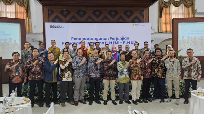 Foto 2: Foto bersama usai penyerahan Renewable Energy Certificate (REC)