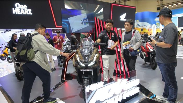 Foto 2: New Honda ADV160 tampil memikat di booth Honda IMOS 2025