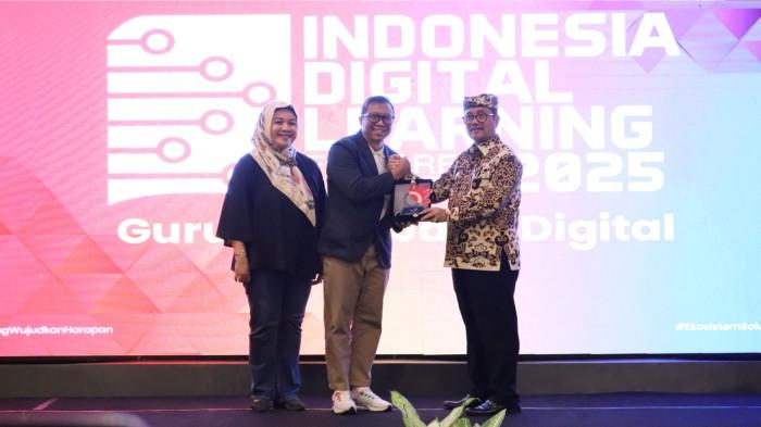 Foto 2: (kiri ke kanan) SM Regional SME Service Telkom Sonya Soraya dan GM Telkom