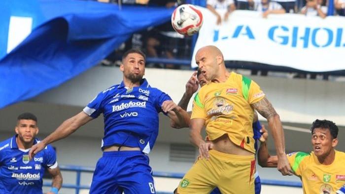 BERDUEL - Gelandang Persib Bandung, Luciano Guaycochea (kiri), berduel dengan pemain Persebaya Surabaya. Persib akan menjalani laga pekan ke-10 Super League 2025-2026 melawan Persis Solo, Senin (27/10/2025).