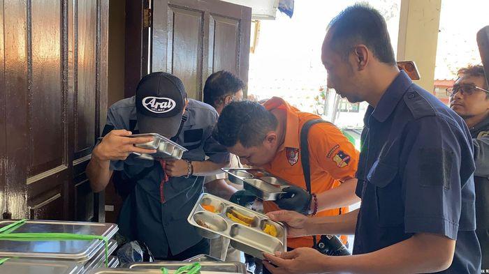 PERIKSA MAKANAN - Petugas Inafis Polres Cimahi saat memeriksa sisa makanan MBG yang diduga menjadi penyebab puluhan siswa SMP Negeri 1 Cisarua, Bandung Barat, keracunan, Selasa (14/10/2025).