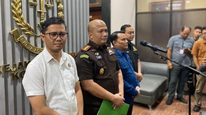 WAWALI DIPERIKSA - Kepala Kejaksaan Negeri Kota Bandung, Irfan Wibowo saat menggelar konpers terkait pemeriksaan Wakil Wali Kota Bandung, Erwin, Kamis 30 Oktober 2025 malam.