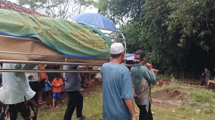 PEMAKAMAN - Jenazah Jesika (15) dibawa keluarga menuju tempat pemakaman umum di Desa Cadasmekar, Kecamatan Tegalwaru, Kabupaten Purwakarta, Minggu (19/10/2025) sore.