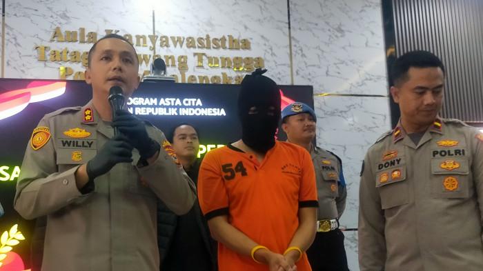 PELAKU PEMBUNUHAN - Kapolres Majalengka AKBP Willy Andrian menunjukkan GG (24) (baju oranye), pelaku pembunuhan Kapolres Majalengka AKBP Willy Andrian membenarkan bahwa pelaku berinisial GG (24).