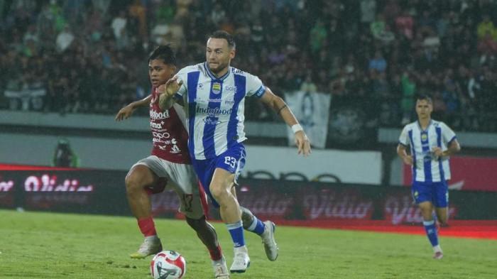 Kapten Persib Marc Klok saat berebut bola dengan pemain Bali United di Stadion Kapten I Wayan Dipta Gianyar. Pada pertandingan pekan ke-11 Super League 2025/26, Sabtu, 1 November 2025, Persib menaklukkan tuan rumah 1-0 melalui tandukan Andrew Jung pada menit 84.