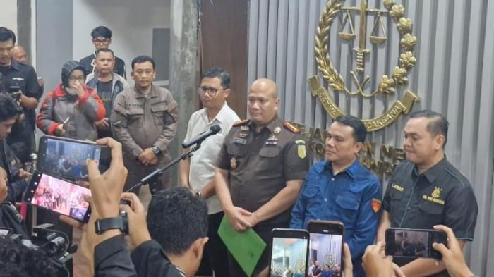 BERI KETERANGAN - Kejaksaan Negeri Kota Bandung melakukan proses penyidikan dugaan tindak pidana korupsi penyalahgunaan kewenangan di lingkungan pemerintah Kota Bandung, Kamis (30/10/2025). Penyampaian informasi ini disampaikan langsung Kepala Kejari Bandung, Irfan Wibowo didampingi Kasi Pidana Khusus Kejari Bandung, Ridha Nurul Ihsan, dan Plt Kasiintel, Tumpal Sitompul.