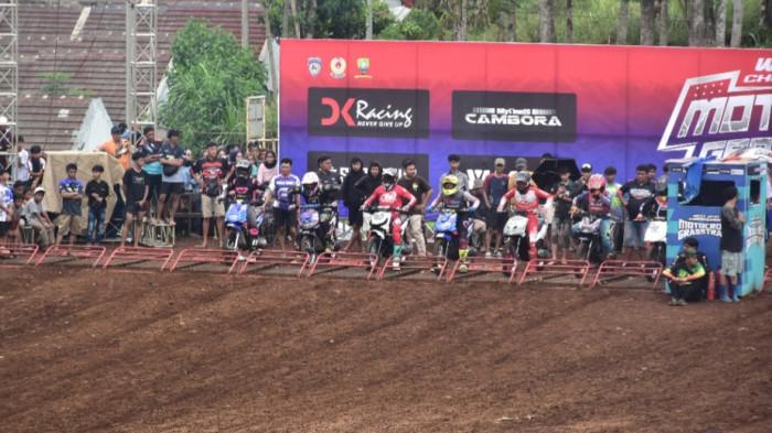 MOTORCROSS - Ratusan pembalap motorcross menjajal dan beradu cepat di trek Sirkuit Cambora Desa Raharja, Kecamatan Tanjungsari, Minggu (26/10/2025).