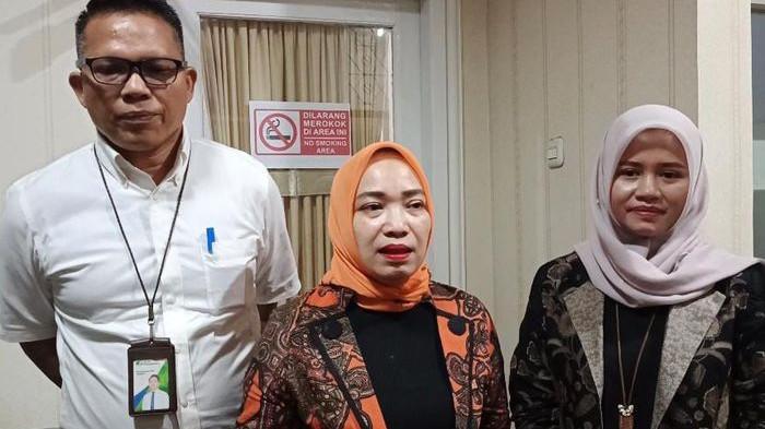 TERIMA BSU - Ketua DPRD Purwakarta, Sri Puji Utami (tengah), bersama Kepala BPJS Ketenagakerjaan Purwakarta, Wira Junjungan Sirait (kiri), dan Executive Manager Pos Indonesia KC Purwakarta, Sri Handayani, saat memberikan keterangan terkait 35 anggota DPRD Purwakarta yang tercatat sebagai penerima BSU, Selasa (5/8/2025).