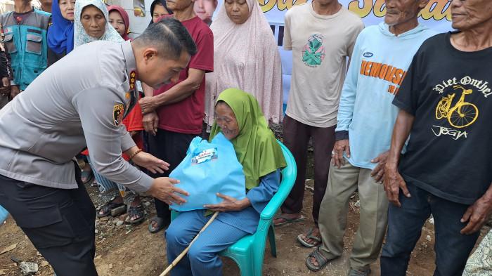 BANTUAN RUMAH - Kapolresta Bandung Kombes Pol Aldi Subartoni sedang memberikan bantuan untuk Mak Awang