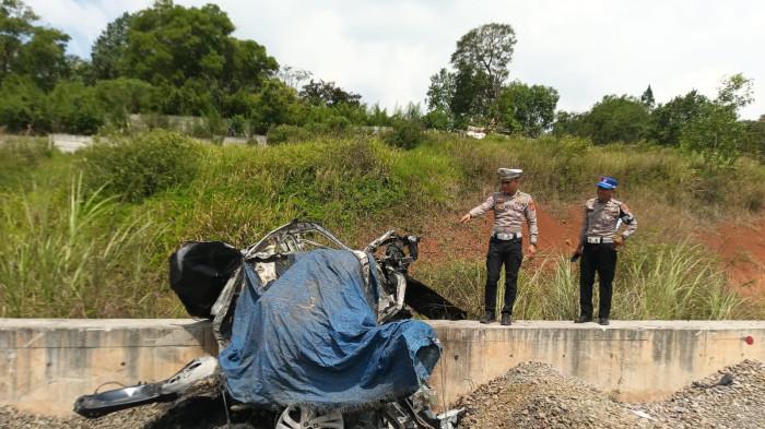 MOBIL HANGUS - Mobil hangus terbakar setelah kecelakaan di ruas Tol Casumdawu, Jatinangor, Kabupaten Sumedang, Senin (13/10/2025/ siang. Satu orang meninggal dunia dalam insiden ini. (Dok. Damkar Sumedang Kota)
