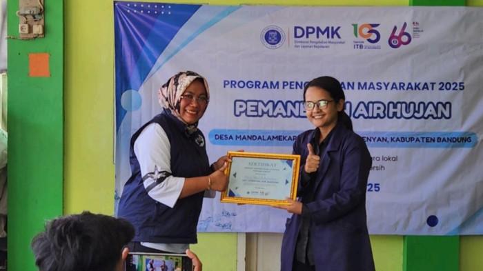 PENGABDIAN MASYARAKAT ITB - Dr. Mariana Marselina S.T., M.T. menyerahkan sertifikat penghargaan kepada Sekretaris Desa Mandalamekar, Ibu Ating Sumami, sebagai bentuk apresiasi atas dukungan pemerintah desa dalam pelaksanaan program pemanenan air hujan.