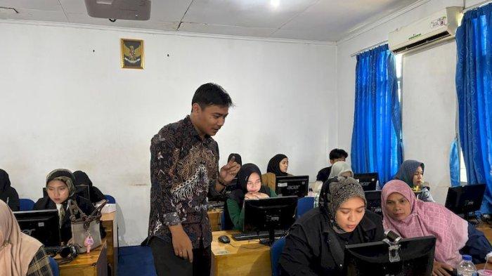 Tim Pemberdayaan Kemitraan Masyarakat (PKM) Universitas Putra Indonesia (UNPI) Cianjur saat melakukan pendampingan berupa pelatihan manajemen pemasaran digital UMKM Mochi Momi Cianjur sebagai upaya pemulihan bisnis UMKM pasca-gempa.