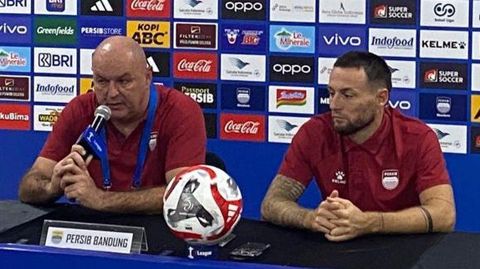 KONFERENSI PERS - Pelatih Persib Bandung, Bojan Hodak, dan Marc Klok saat konferensi pers setelah pertandingan Persi versus Persis Solo pada pekan ke-10 Super League 2025-2026 di Stadion Gelora Bandung Lautan Api, Kota Bandung, Senin (28/102/2025) malam. Persib menang 2-0.