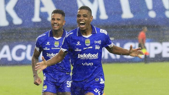 RAYAKAN GOL - Penyerang Persib Bandung, Uilliam Barros, merayakan gol saat menghadapi Persebaya Surabaya pada pekan kelima Super League 2025-2026 di Stadion Gelora Bandung Lautan Api, Kota Bandung, Jumat (12/9/2025).