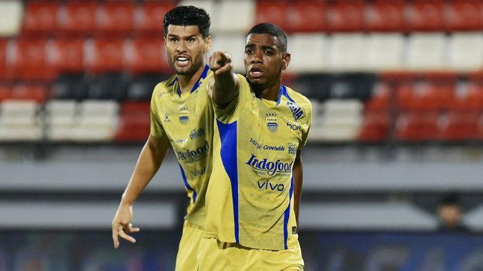 LAGA PERSIB - Pemain Persib Bandung Julio Cesar dan Uilliam Barros dalam laga pekan ketujuh Super League 2025/2026 melawan Persita Tangerang di Stadion Kapten I Wayan Dipta, Gianyar, Bali, pada Sabtu (27/9/2025). Laga tersebut berakhir dengan skor 2-1 atas kemenangan Persita Tangerang.