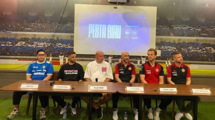 KONFERENSI PERS - Persib Bandung dan Western Sydney Wanderers saat konferensi pers d Graha Persib, Jalan Sulanjana, Kota Bandung, Jawa Barat, Kamis (31/7/2025). Kedua tim akan bertanding dalam laga persahabatan di Stadion GBLA, Sabtu (2/8/2025).