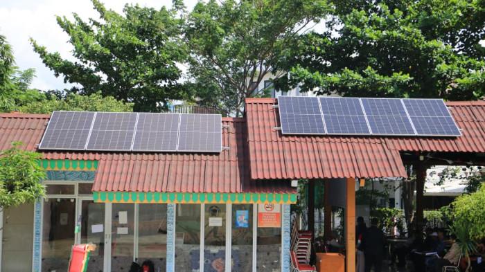 PANEL SURYA - PT Pertamina Patra Niaga Regional Jawa Bagian Barat (JBB) melalui Integrated Terminal (IT) Jakarta menggelar pemasangan panel surya dan sosialisasi Desa Energi Berdikari (DEB) pada Sabtu, 4 September 2025 di Ruang Publik Terpadu Ramah Anak (RPTRA) Pulo Besar, Kelurahan Sunter Jaya, Kecamatan Tanjung Priok, Jakarta Utara.