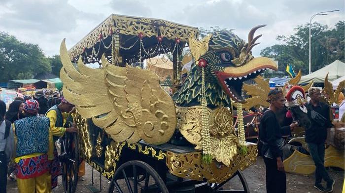 KIRAB BUDAYA - Peserta karnaval di acara Kirab Budaya HUT Ke-80 Jabar sedang bersiap-siap di Jalan Asia Afrika, Bandung, Selasa (19/8/2025).